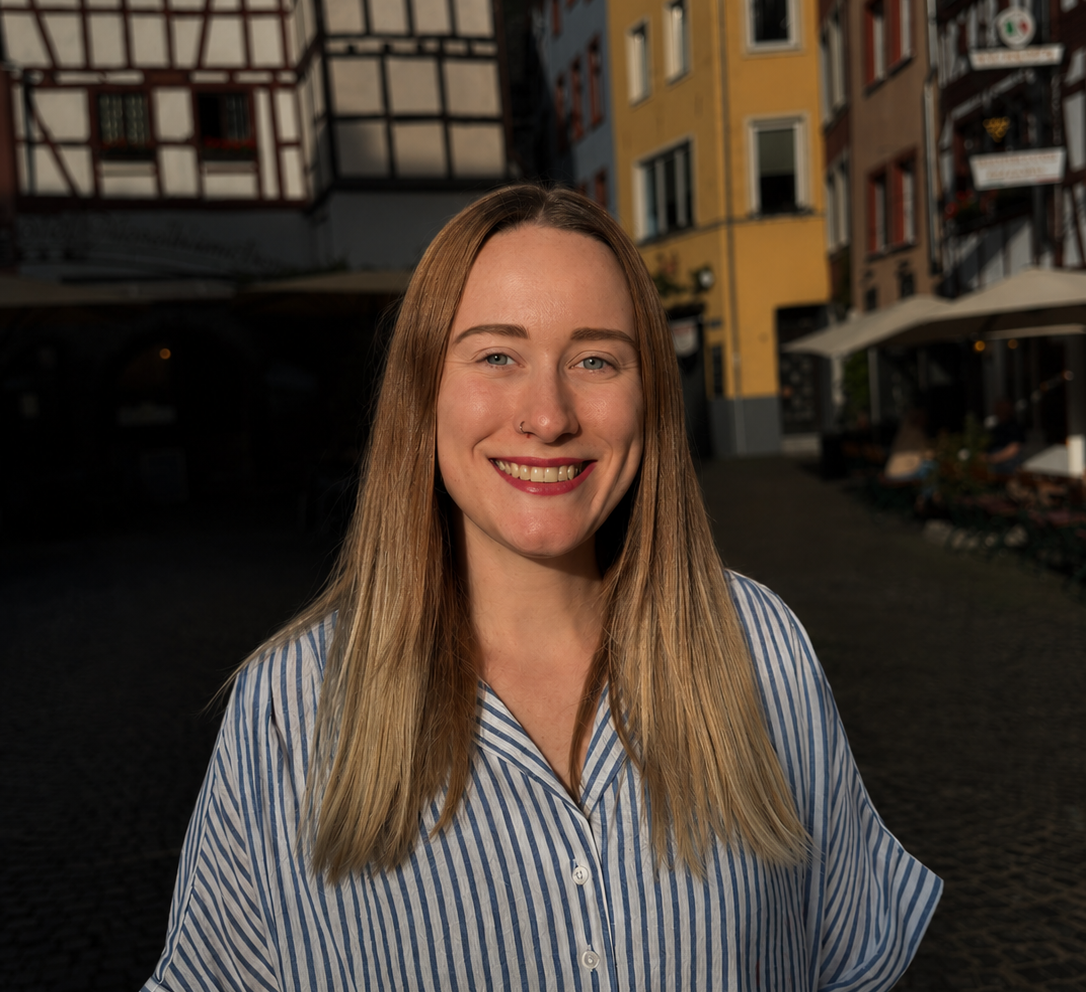 Saskia Kaspari bei der Content-Produktion im Weinberg
